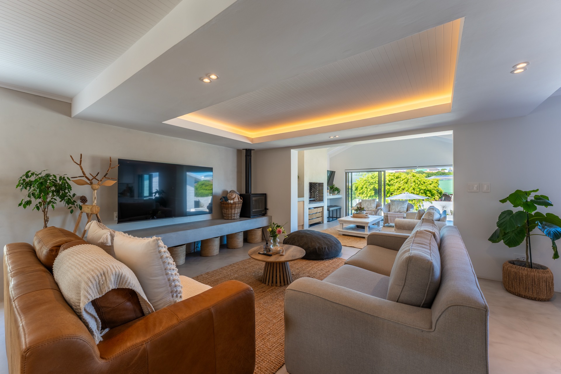 Sold: Open-Plan Coastal Home with Seamless Indoor-Outdoor Living photo 3